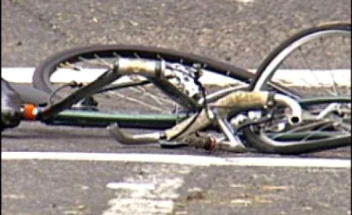 Biciclistul a căzut în şanţ