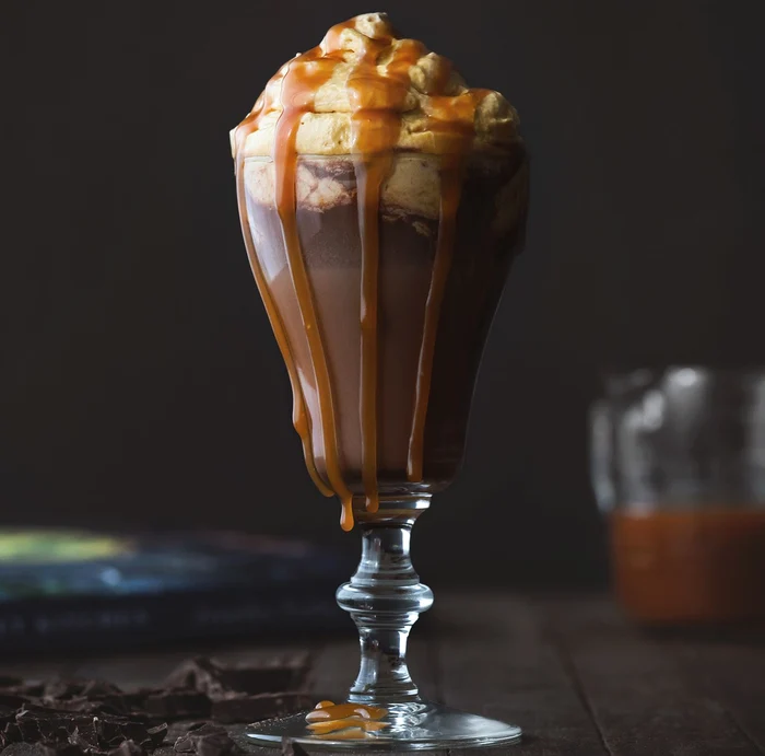Un pahar cu ciocolată caldă delicioasă