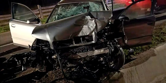 Mașina a intrat într-un cap de pod. FOTO ISU Suceva /Sursă svnews.ro