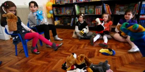 Copiii de la Clubul Piticilor s-au jucat cu păpuşile