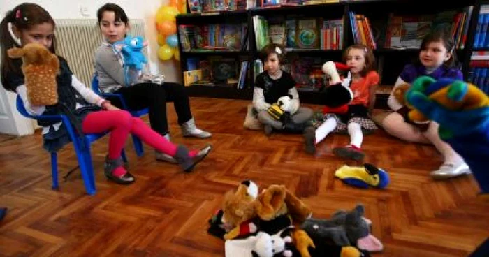 Copiii de la Clubul Piticilor s-au jucat cu păpuşile
