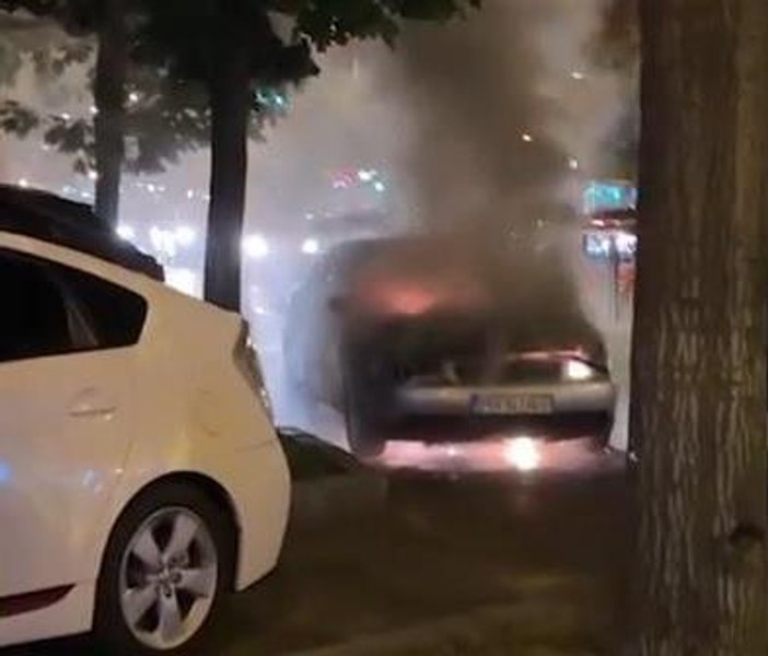 Două mașini parcate au luat foc în Sectorul 2, la interval de 10 minute 