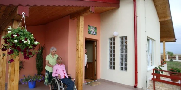 Casele protejate sunt destinate persoanelor adulte cu dizabilităţi