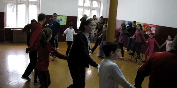 Copii de la "Lenau" au încins o horă pe picioroange