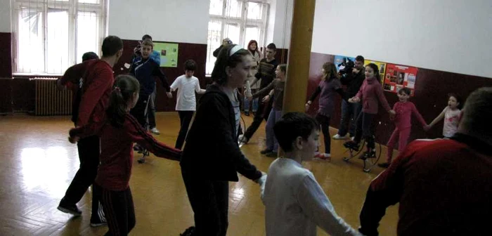 Copiii de la "Lenau" au încins o horă pe picioroange