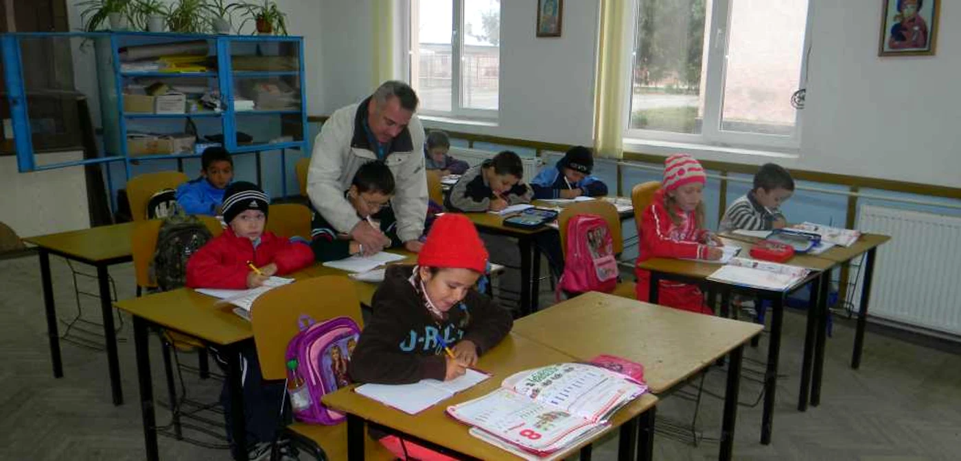 Învăţătorul Alexandru Delcea vine la şcoală deşi nu a primit salariul de cinci luni
