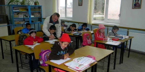 Învăţătorul Alexandru Delcea vine la şcoală deşi nu a primit salariul de cinci luni