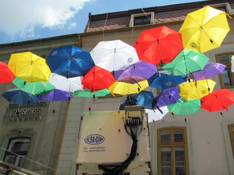 Umbrele pe strada Alba Iulia Foto