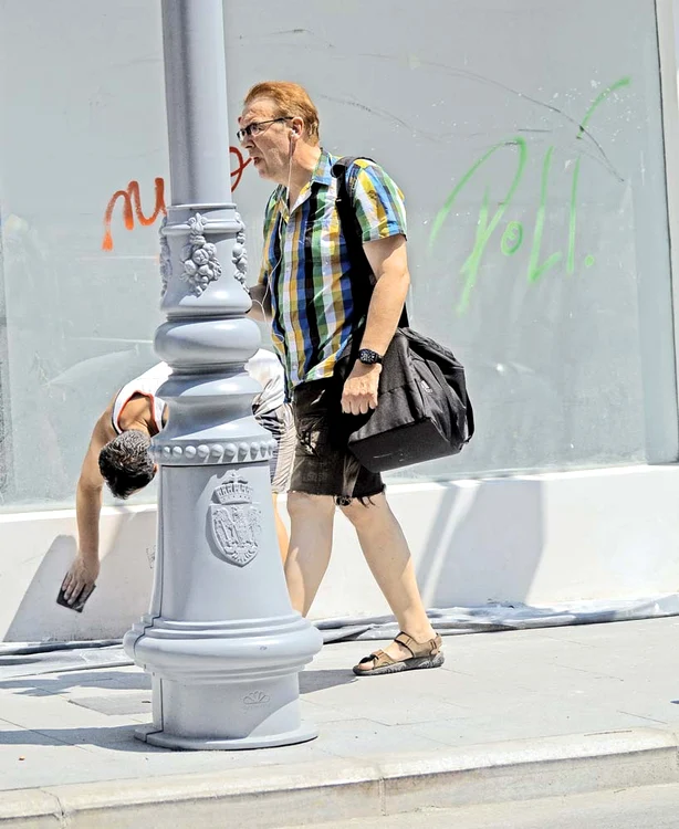 
    La orele amiezii, în Bucureşti era căldură mare, iar pe Cotabiţă curgeau apeleFoto: Alex Muscaliu  