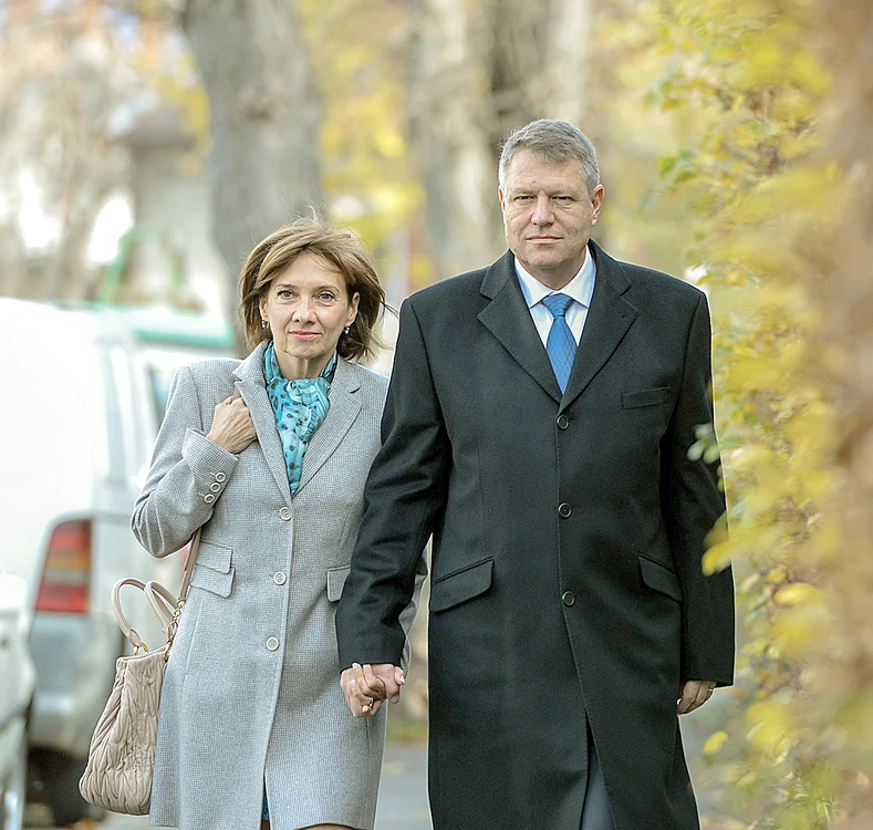 
    Carmen Iohannis are SPP-işti la poartăFoto: AP  