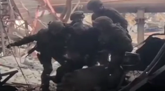 Soldați ucraineni în luptele de la Azovstal / Foto: Captură Video / Twitter