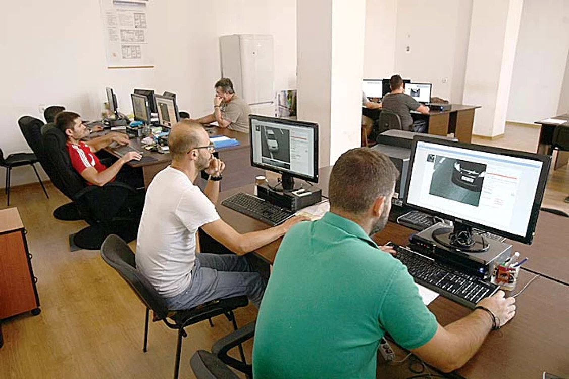 Agenţii constatatori de la Drumuri introduc în  sistem numerele de înmatriculare ale autoturismelor care apar că au trecut fără să achite la Feteşti