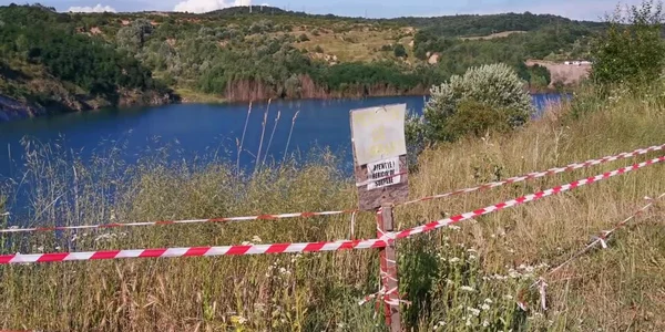 Lacul Teliucului care a inundat fosta carieră minieră