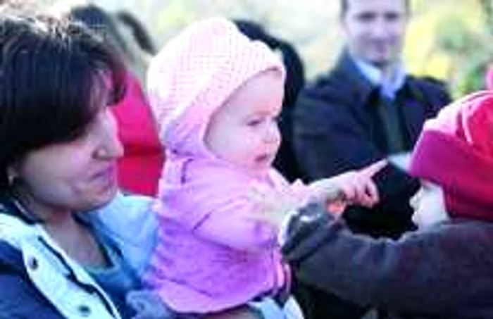 Specialiştii spun că mamele nu dau randament la serviciu dacă nu-şi ştiu copiii în siguranţă                   FOTO Marian Iliescu