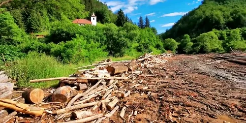 Biserica din Runcu Mare, Ţinutul Pădurenilor. Imagini aeriene