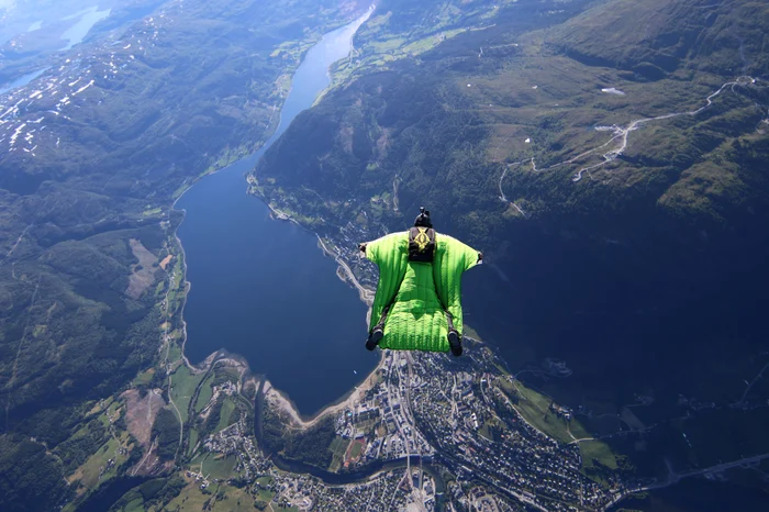 Pilotul de wingsuit a fost decapitat de aripa avionului din care sărise FOTO Shutterstock
