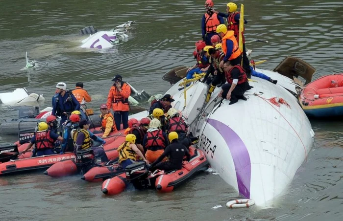 Echipajele de urgenţă încearcă să scoată cele aproximativ 30 de persoane blocate încă în avion. FOTO via abcnews.com