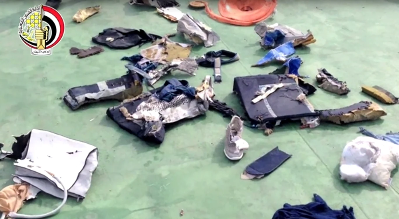 
    Rămășițele umane indică faptul că a fost o explozie la bordul avionuluiFoto: AP  