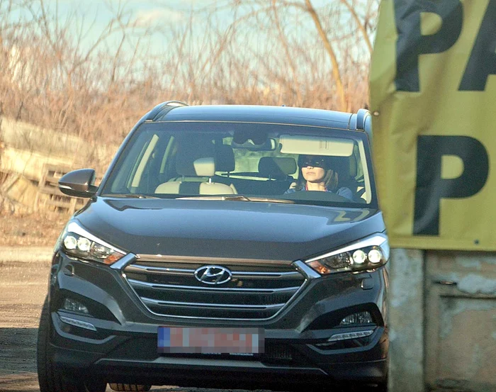 Liliana e foarte încântată de noua ei maşină, deşi nu ştie să o folosească 100%