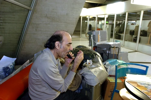 Mehran Karimi Nasseri a trăit pe aeroportul Charles de Gaulle din Paris din 1988 până în 2006.