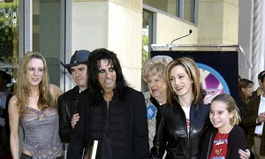 Alice Cooper, alături de întreaga sa familie, în 2003 jpeg