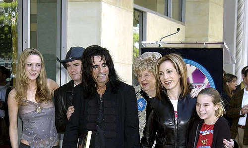 Alice Cooper, alături de întreaga sa familie, în 2003 jpeg