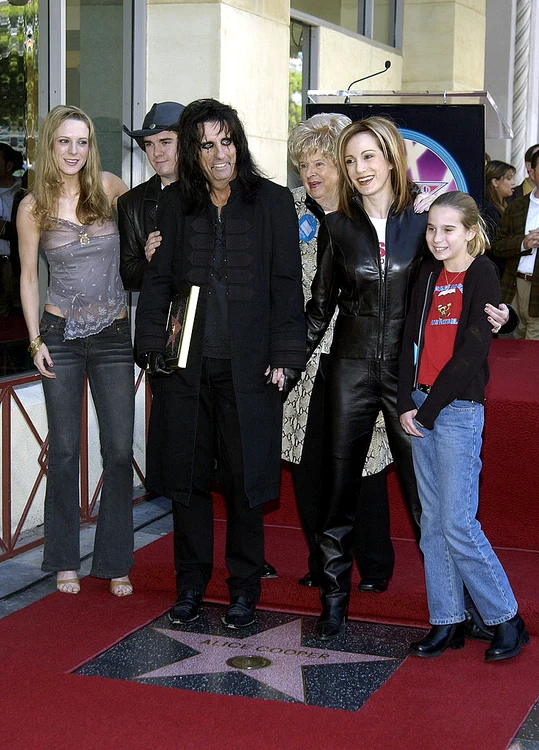 Alice Cooper, alături de întreaga sa familie, în 2003