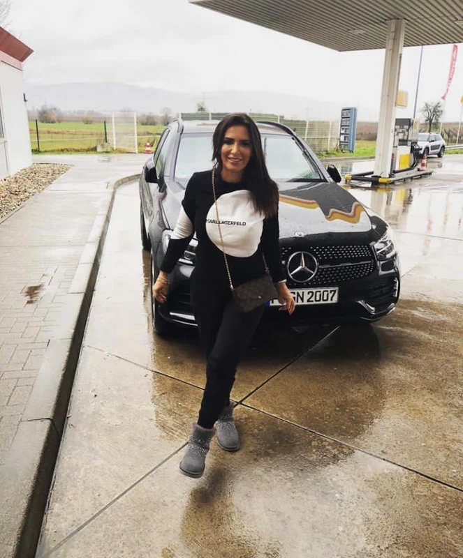 Mara Bănică a scos la vânzare trei mașini Foto: Instagram 