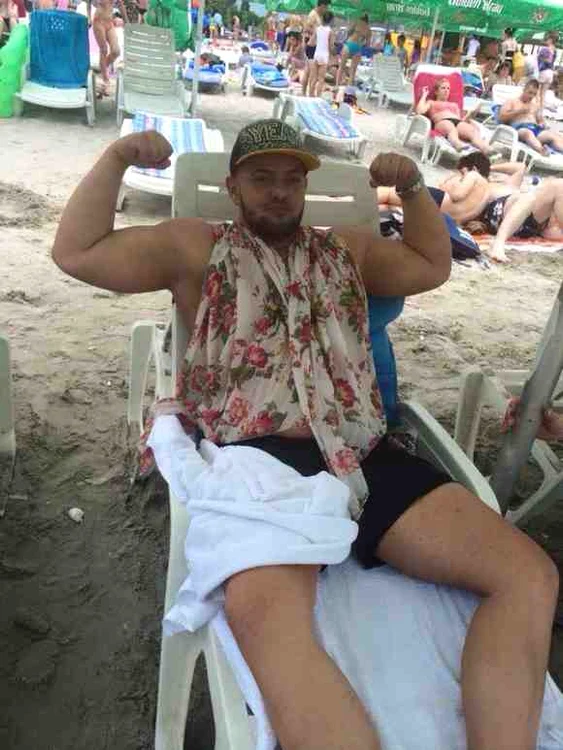 
    Bătăușul susține că a fost provocat de femeia în vârstă de 56 de aniFoto: captură foto Facebook  