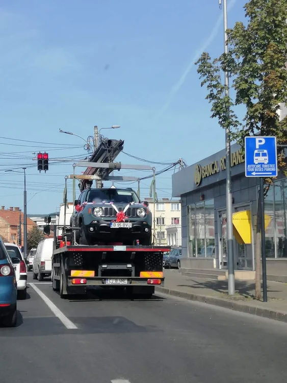 
    Mașina unei mirese din Cluj a fost ridicată de autoritățile localeFoto: Facebook  
