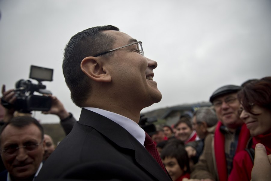 Ironia primarului unui sat inundat la adresa lui Victor Ponta: „Pentru meritele deosebite în aducerea carasului din Dunăre la porțile orcenilor”