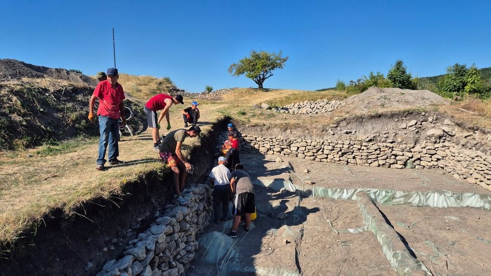 Un nou segment al zidului fortificației dacice de la Pietroasa Mică – Gruiu Dării, descoperit de arheologi