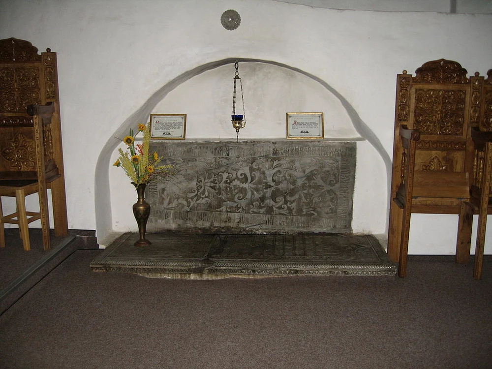 Mormântul lui Eustatie Dabija la Mănăstirea Bârnova (foto: Cezar Suceveanu / Wikimedia Commons)