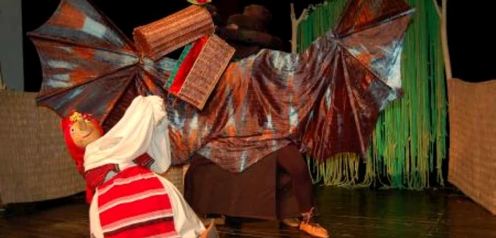 Secvenţă din spectacolul „Fata babei şi fata moşneagului“