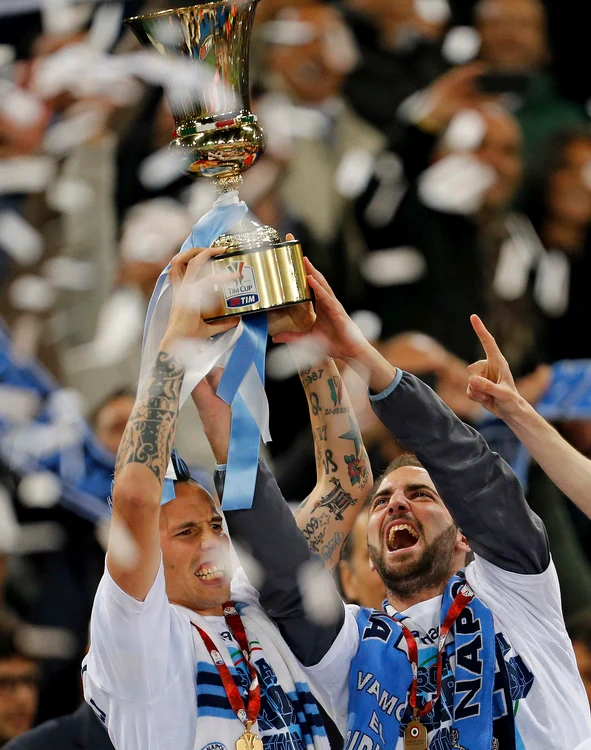 
    Hamsik, căpitanul napoletanilor, ridică trofeul  
