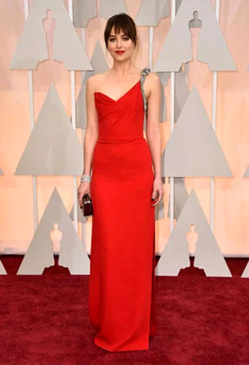 Dakota Johnson, protagonista „Fifty Shades of Grey“, a ajuns la gala Oscar 2015, purtând o rochie roşie Saint Laurent