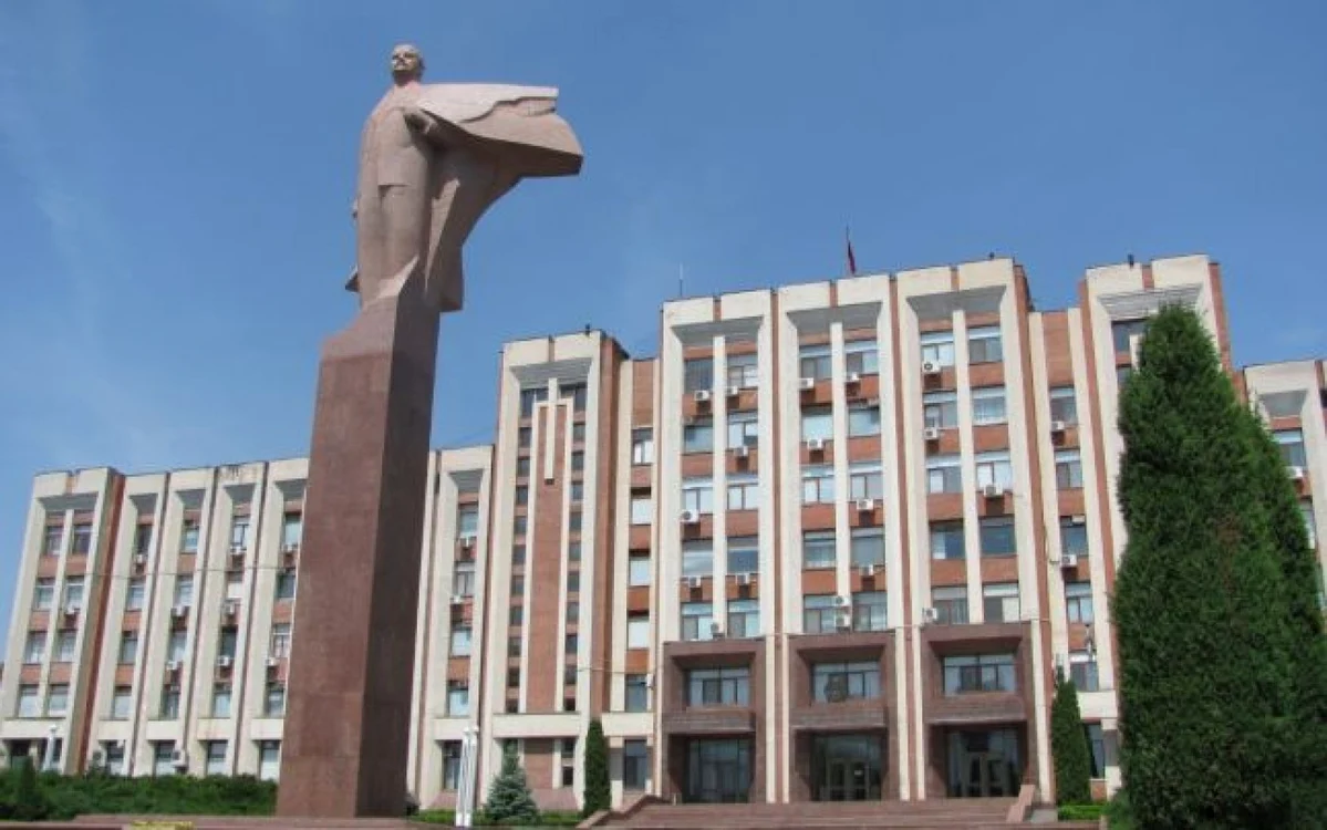 Statuia dictatorului rus Lenin, în faţa sovietului suprem din Tiraspol, aşa-zisul parlament al transnistrenilor. FOTO: Ramona Ursu