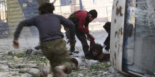luptatori din armata siriana de eliberare se grabesc sa ajute un camarad impuscat de un sniper loial presedintelui Bashar al-Assad in Alep foto reuters
