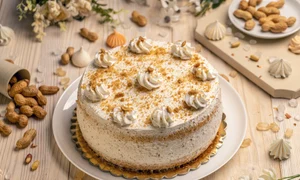 Tort cu alune si frisca  Sursa foto shutterstock 1995463784 jpg