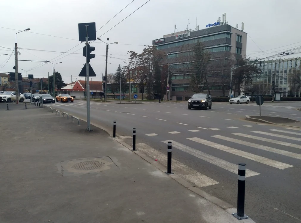 Stâlpişorii din dreptul trecerii de pietoni FOTO Facebook/Primăria Timişoara
