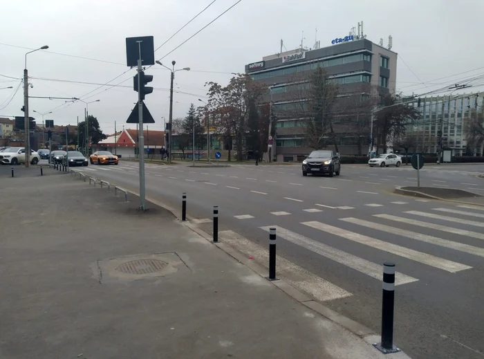 Stâlpişorii din dreptul trecerii de pietoni FOTO Facebook/Primăria Timişoara