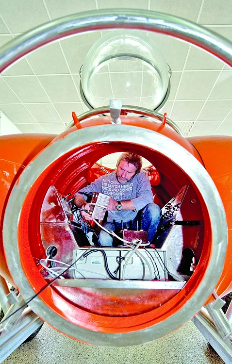 Submersibilul este  controlat cu ajutorul unei  manete funcţionale