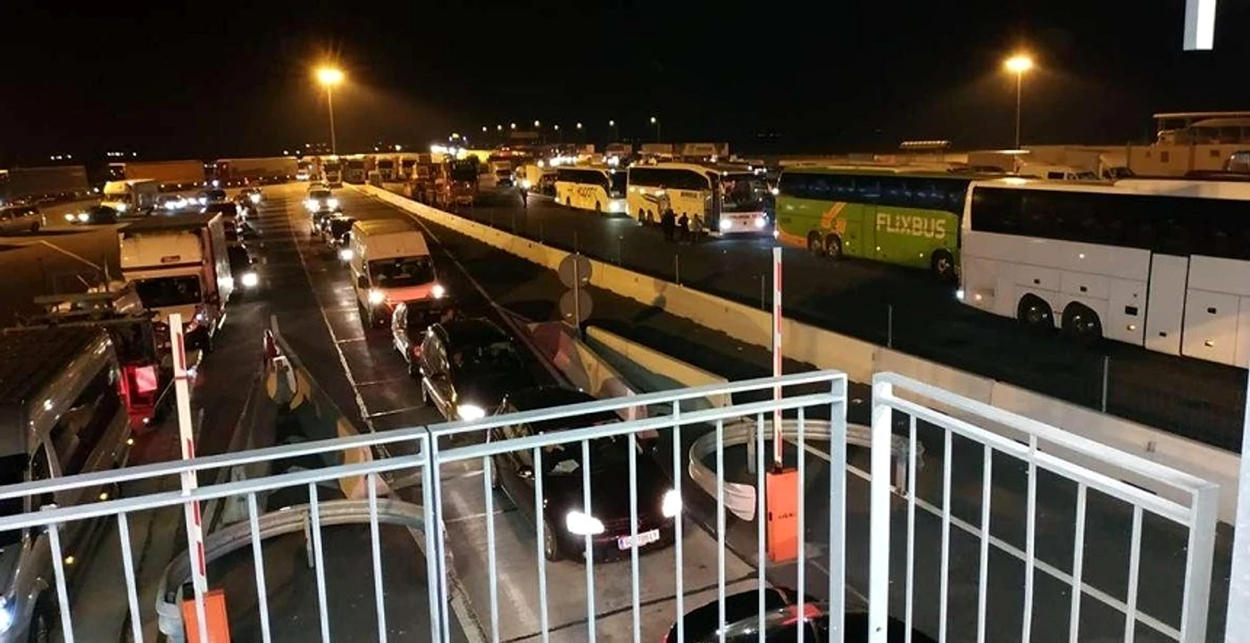 
    Convoiul de români care a tranzitat Ungaria a ajuns în ţarăFoto News.ro  