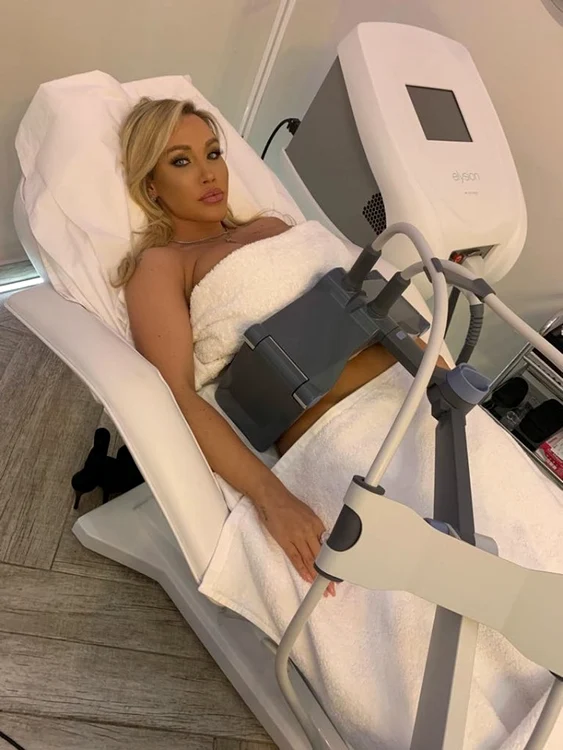 Raluca Podea a renunţat la haine doar pentru a încerca un aparat de remodelare corporală