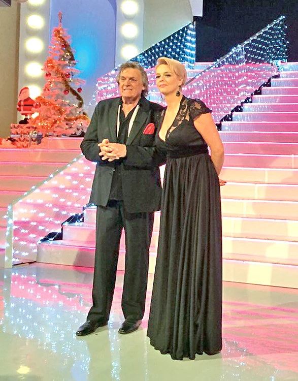 Îmbrăcat la țol festiv, Florin Piersic a filmat ieri toată ziua pe platourile de filmare ale TVR, alături de Iuliana Marciuc