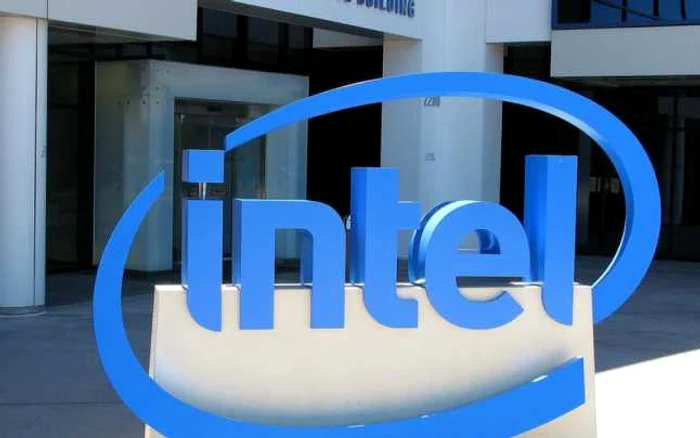 Intel a cumpărat compania Kno care dezvolta software educaţional.