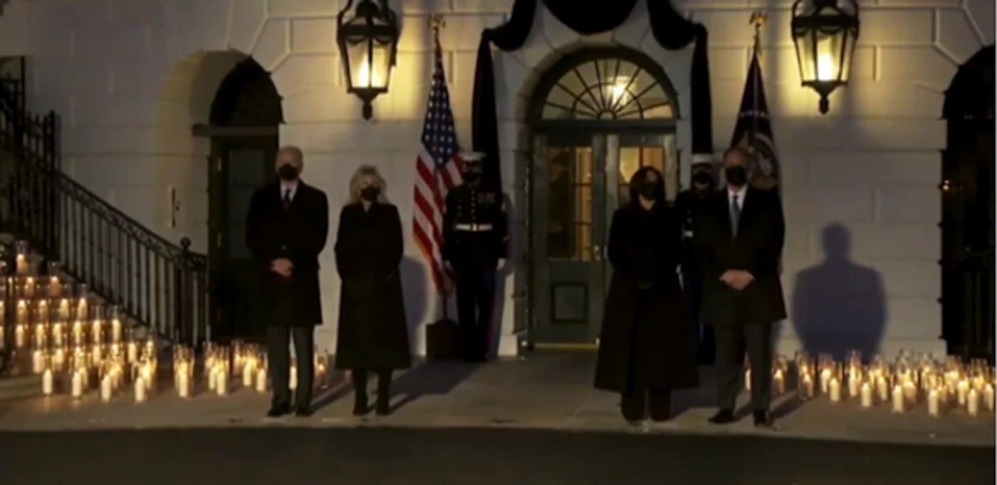 Biden şi vicepreşedintele Kamala Harris, împreună cu soţii lor, au ţinut un moment de reculegere în faţa Casei AlbeSursă foto: Profimedia