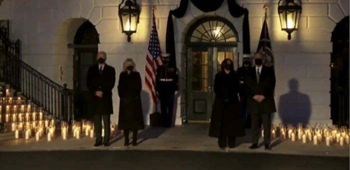 Biden şi vicepreşedintele Kamala Harris, împreună cu soţii lor, au ţinut un moment de reculegere în faţa Casei AlbeSursă foto: Profimedia