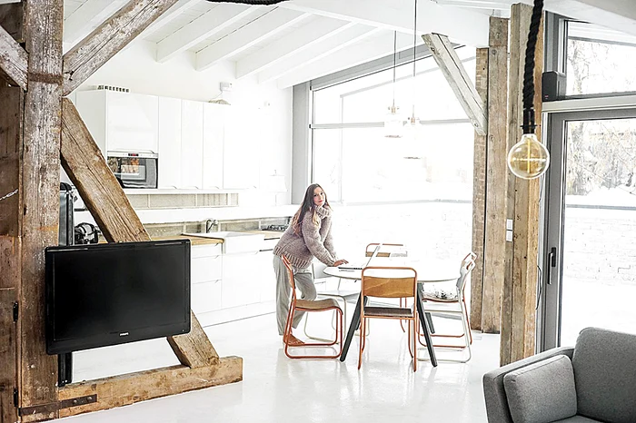 Dana are o bucătărie  spațioasă și luminoasă