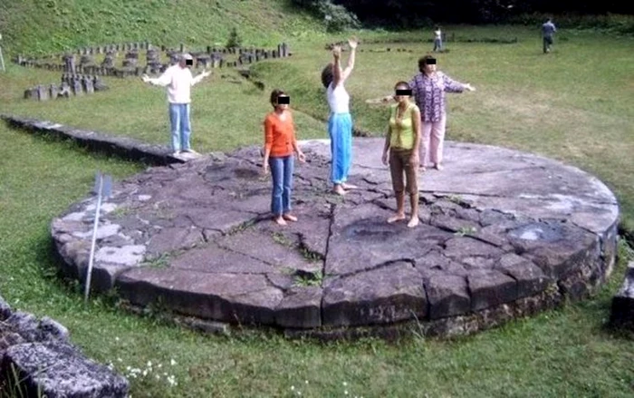 Soarele de andezit din Sarmizegetusa Regia era un loc căutat de amatorii de meditaţii, în anii 2000. ADEVĂRUL